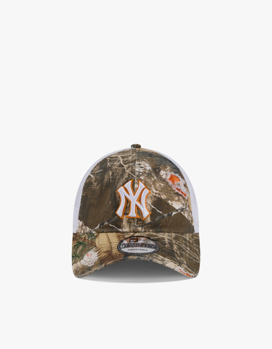 New York Yankees Realtree Distressed 9TWENTY Trucker Cap - Realtree/Med Orange