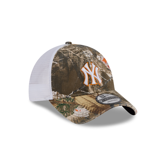 New York Yankees Realtree Distressed 9TWENTY Trucker Cap - Realtree/Med Orange