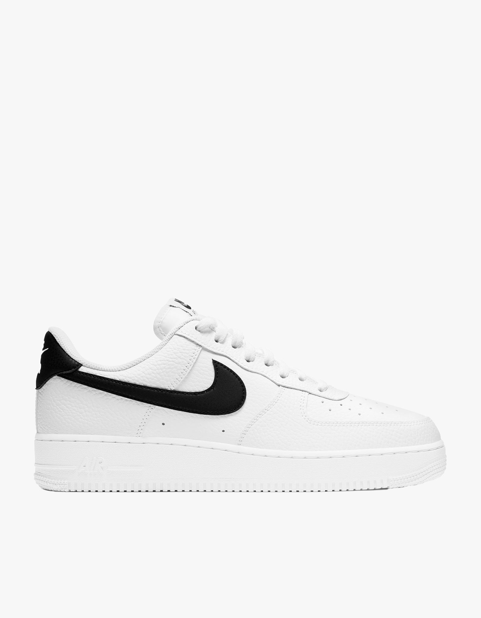 Black and white 2024 nikes mens