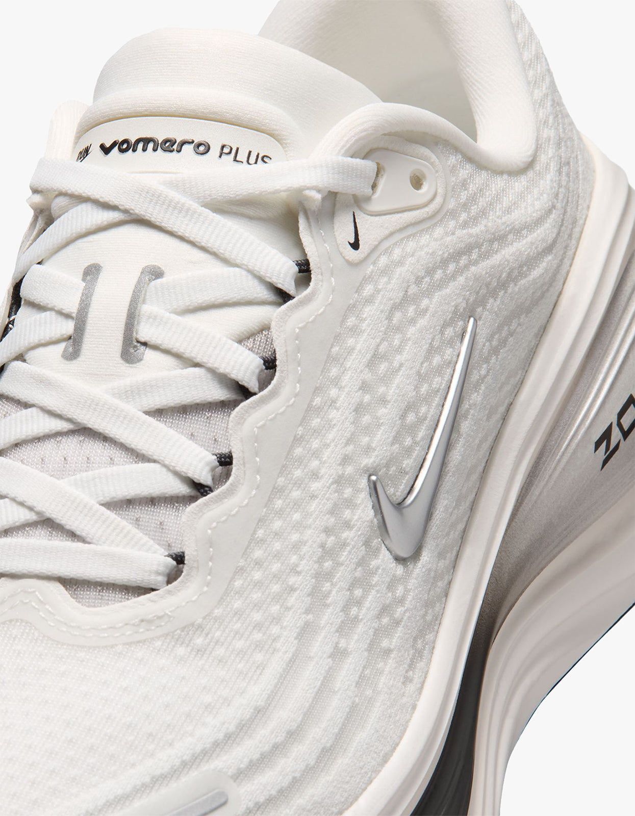 Nike Vomero Plus Essentials - Summit White/Metallic Silver-Sail