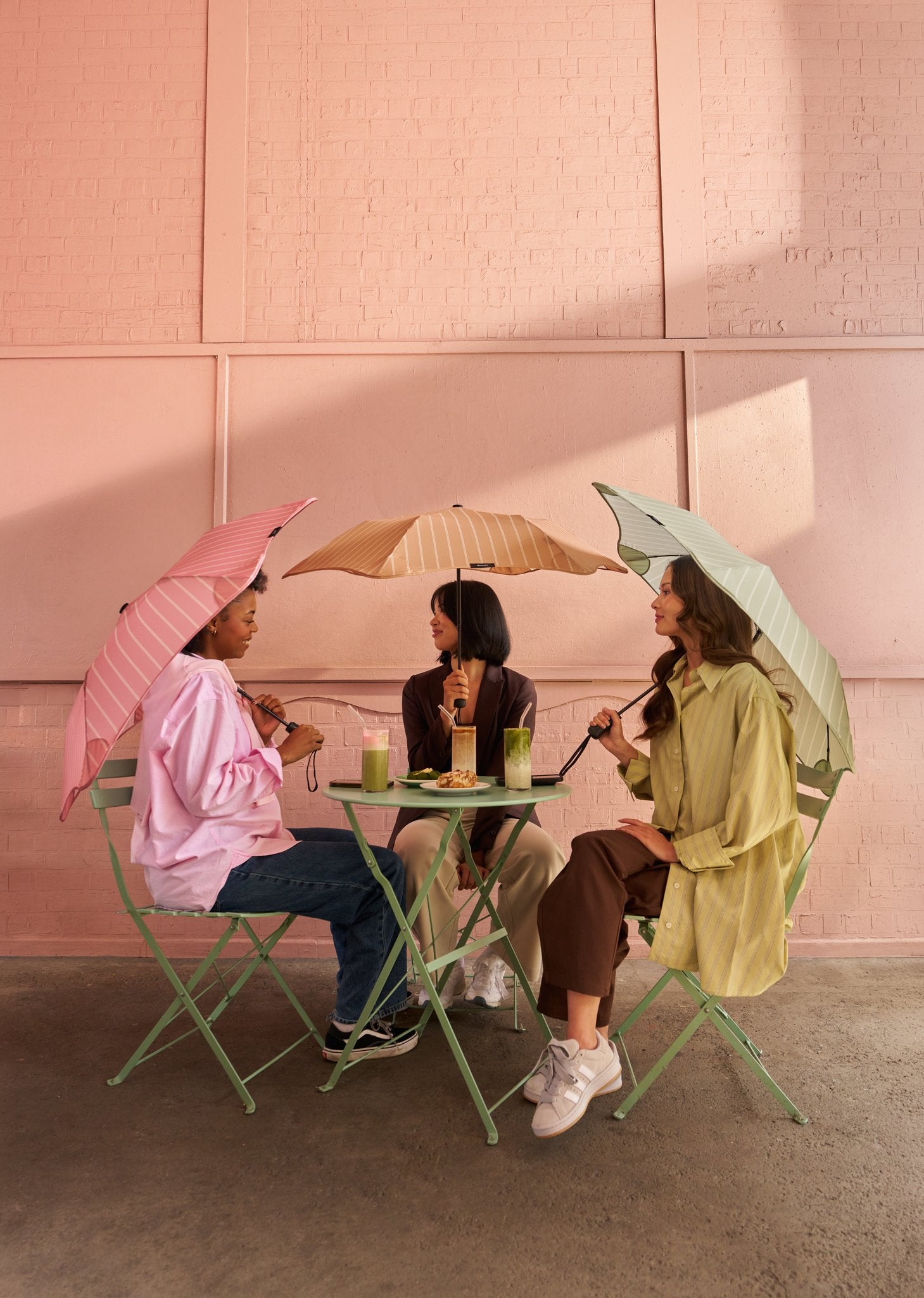 BLUNT Metro umbrellas cafe close-up