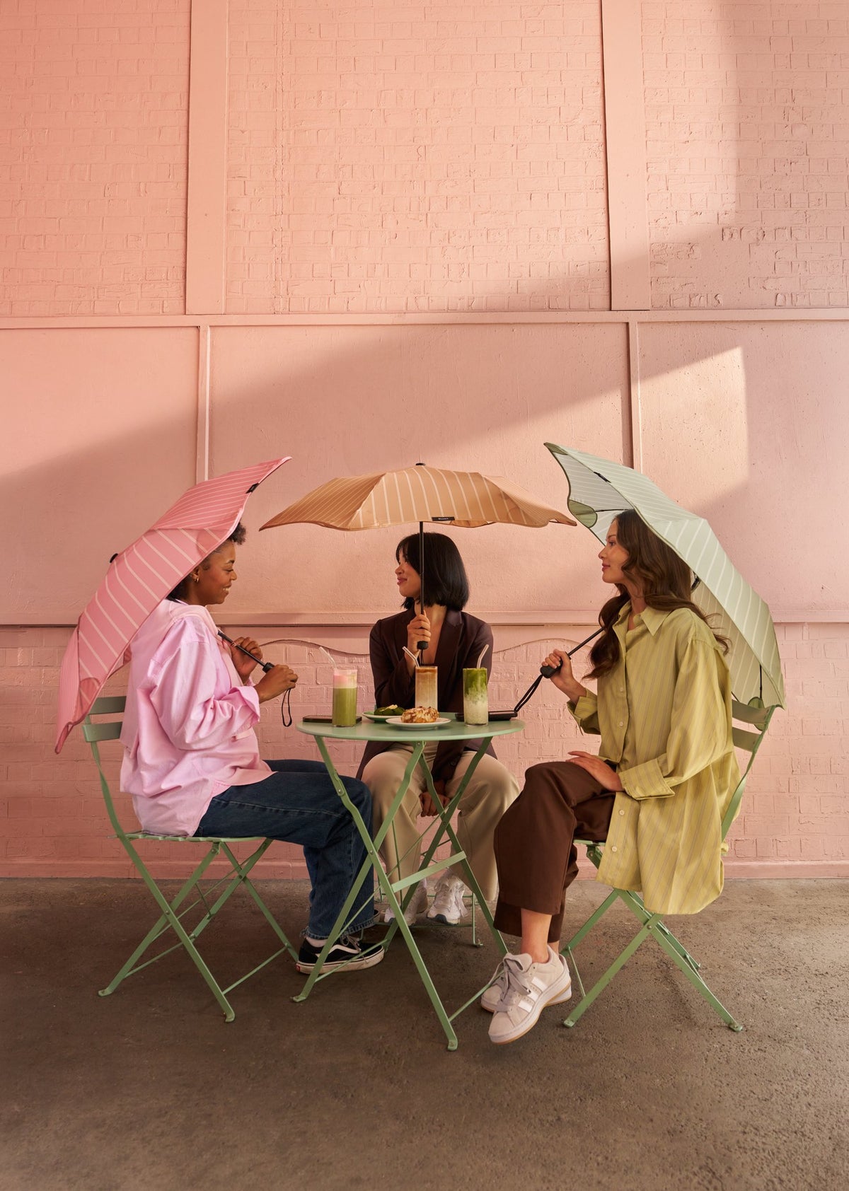 BLUNT Metro umbrellas cafe close-up